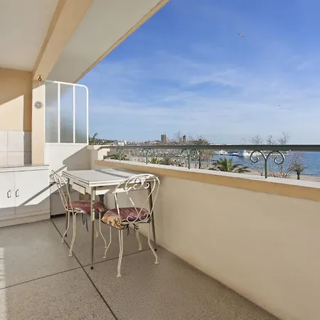 Front De Appartement