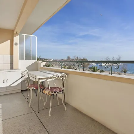 Front De Apartment
