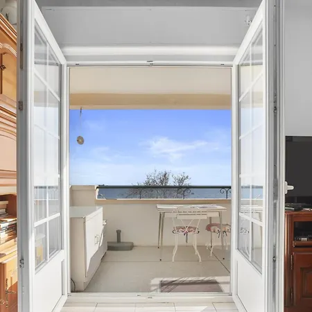 Front De Appartement Fréjus