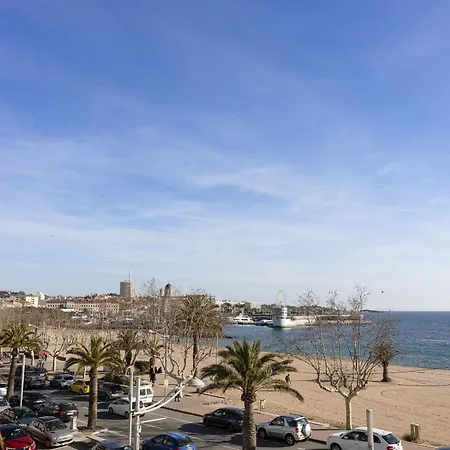 Front De Apartment