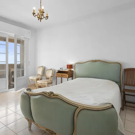 Front De Apartment